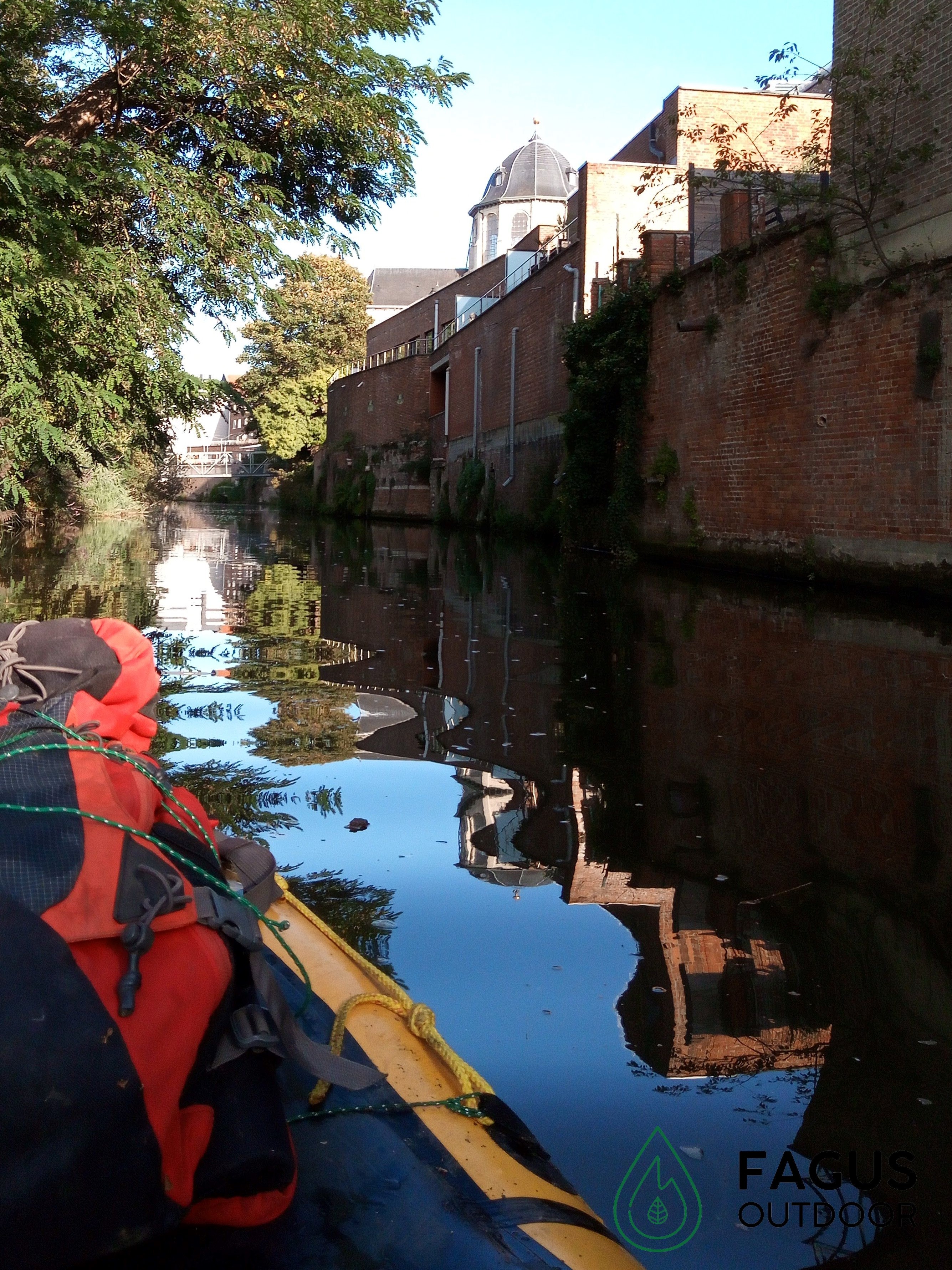 Zicht vanuit de packraft op de Dijle in Mechelen